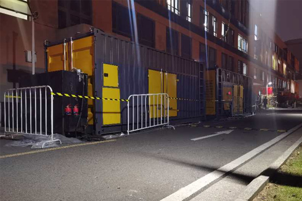 阿坝柴油发电机组的输出电压是如何调节的？